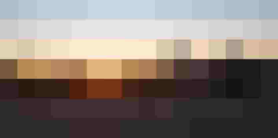 Biker genießen den Sonnenuntergang an einer Alpenstraße mit Aussichtspunkt.