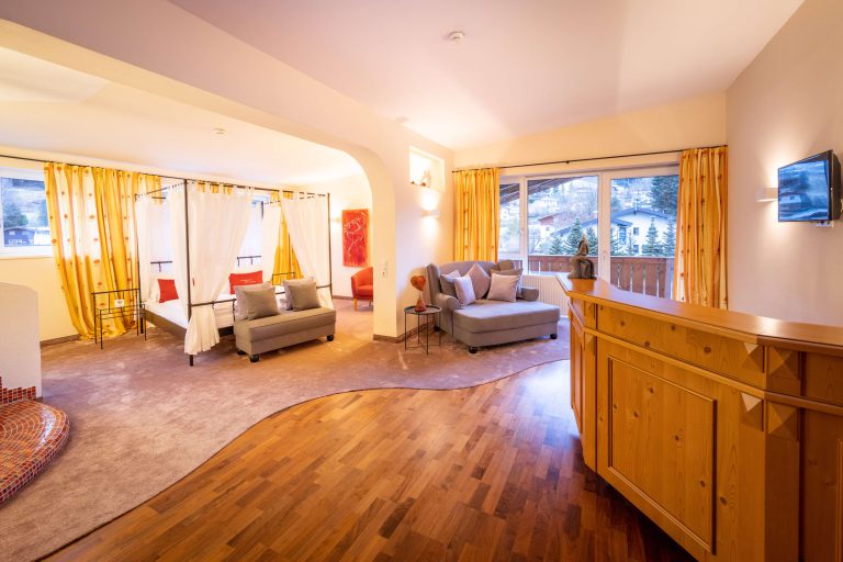 Gemütliches Zimmer im Vötter's Hotel mit Balkon und Blick auf die Berglandschaft.