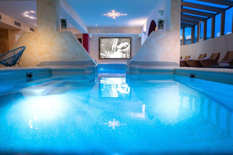 Wohlfühloase im Spa-Bereich von Vötter's Hotel mit entspannendem Pool und modernem Ambiente.